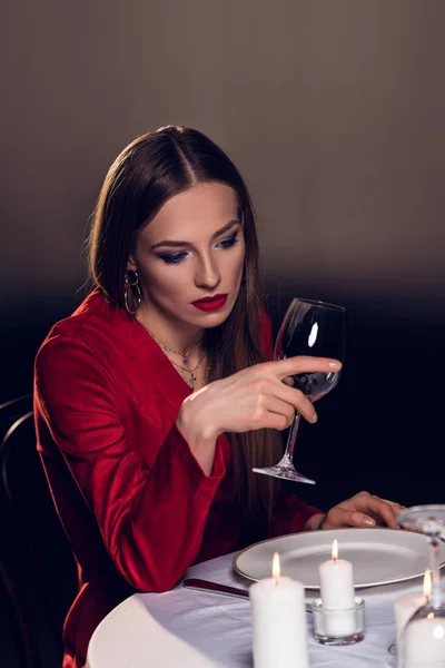 Chateado Mulher Beber Vinho Enquanto Espera Data Romântica Restaurante — Fotografia de Stock