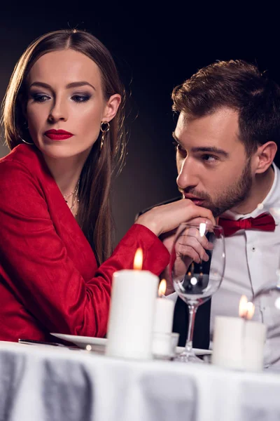 Mann Küsst Hand Von Aufgebrachter Freundin Bei Romantischem Date Restaurant — Stockfoto