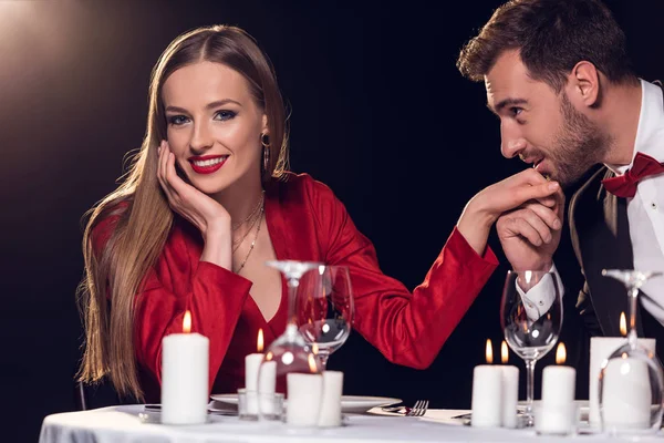 英俊的人亲吻他的女朋友的手在浪漫约会在餐馆 — 图库照片