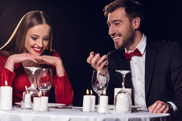 Hermosa Pareja Hablando Romántico Fecha Restaurante —  Fotos de Stock