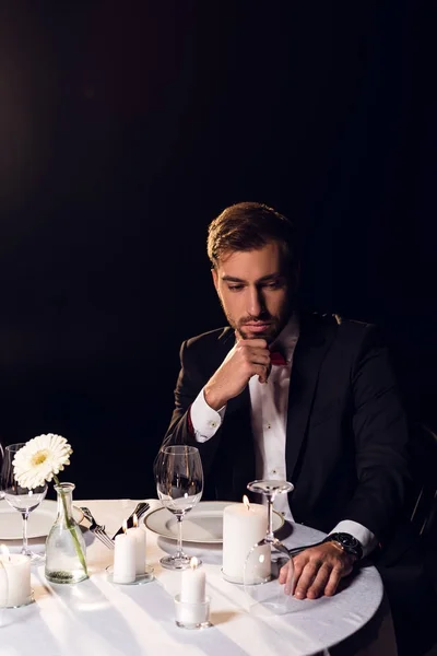 Guapo Barbudo Hombre Chaqueta Esperando Romántica Fecha Restaurante — Foto de stock gratuita