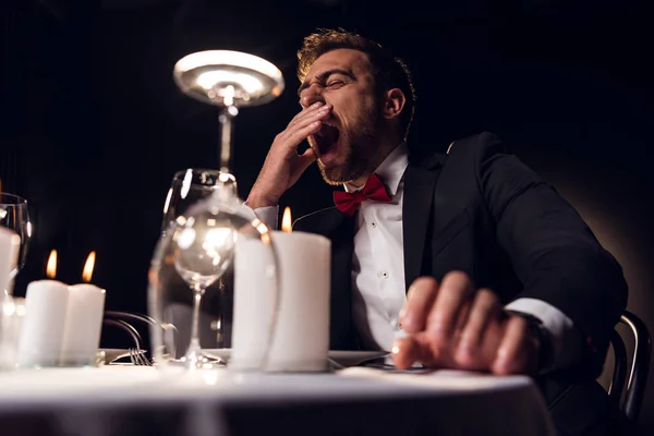 Trött Man Gäspande Och Väntar Romantisk Dag Restaurang — Stockfoto