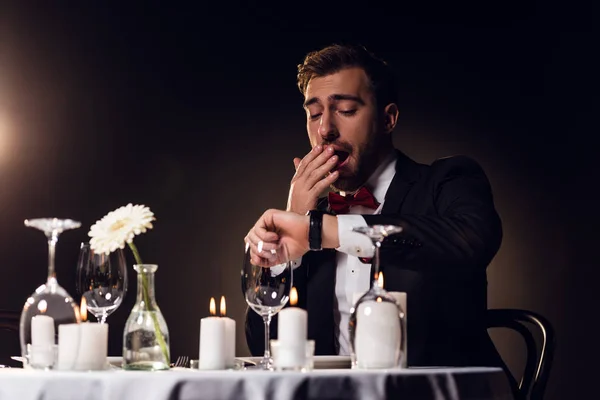 Красивий Чоловік Дивиться Дивіться Позіхання Очікуванні Романтичного Побачення Ресторані — стокове фото