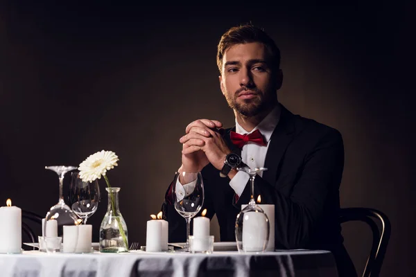 Bebaarde Man Jas Wachten Voor Romantische Datum Restaurant — Stockfoto