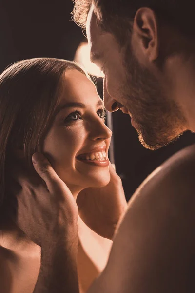 Amantes Desnudos Felices Mirándose Uno Otro Marrón Con Luz Fondo — Foto de Stock