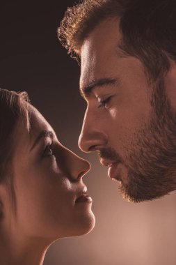 birbirlerine, kahverengi üzerinde tutkulu Çift 