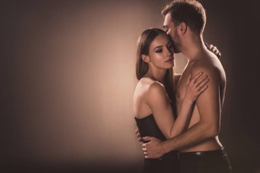 kucaklayan, kahverengi kopya alanı ile şehvetli Çıplak lovers