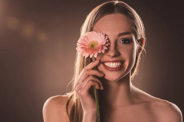 Attraktiva Glad Flicka Med Gerbera Blomma Brun — Stockfoto