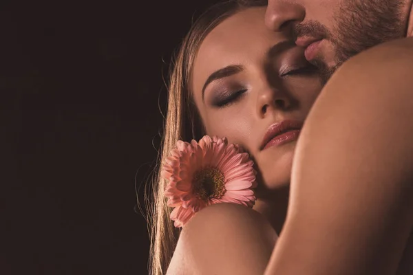 Amantes Concurso Com Olhos Fechados Abraçando Segurando Flor Gerbera Isolado — Fotografia de Stock