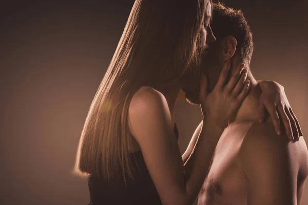 Passionate Couple Embracing Kissing Brown Backlit — Stock Photo, Image