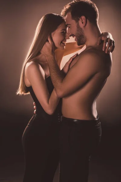 Casal Sensual Rindo Abraçando Juntos Marrom Com Luz Nas Costas — Fotografia de Stock
