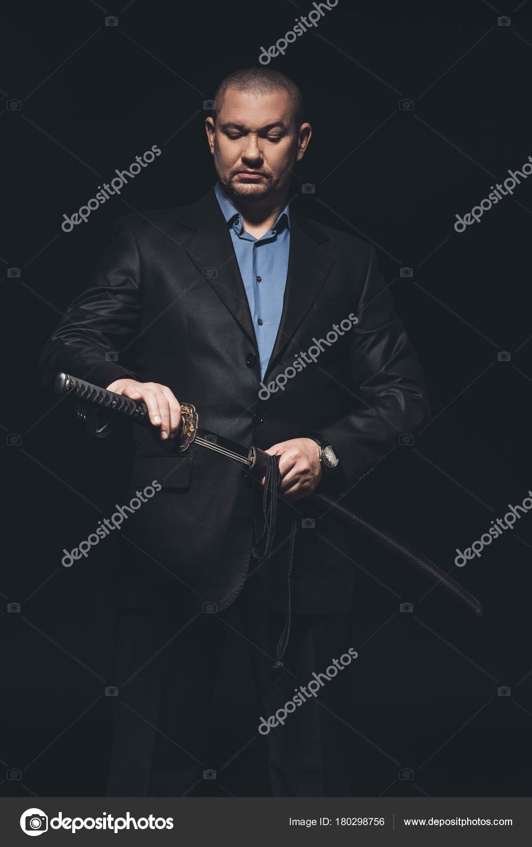 黒に分離された刀を取り出してスーツのやくざ 無料のストック写真 C Arturverkhovetskiy