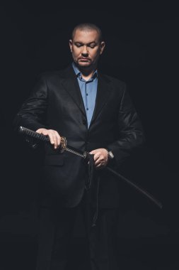 Yakuza üye takım siyah izole katana kılıcı yaptırmayı