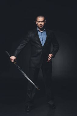 siyah katana kılıcı ile resmi kıyafetli modern samuray
