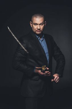 siyah katana kılıcı ile modern samuray