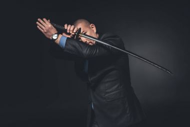 siyah katana kılıçla dövüş takım elbiseli adam