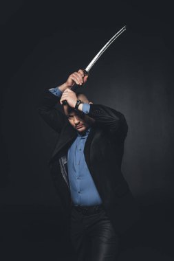 siyah katana kılıcı ile hit yapma takım elbiseli olgun adam
