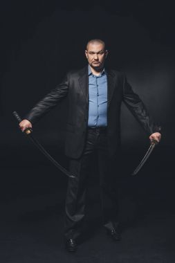 Çift katana kılıç siyah takım elbiseli ciddi yakışıklı