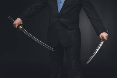 crppped atış ile çift katana kılıç siyah takım elbiseli adam