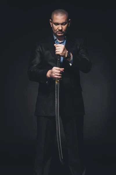 Homem Terno Com Japonês Katana Espada Preto — Fotografia de Stock