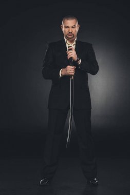 katana kılıcı tutan siyah takım elbiseli ciddi yakuza üye