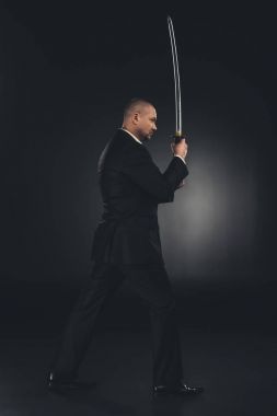 siyah yakuza üye katana kılıcı ile takım elbiseli yan görünüm