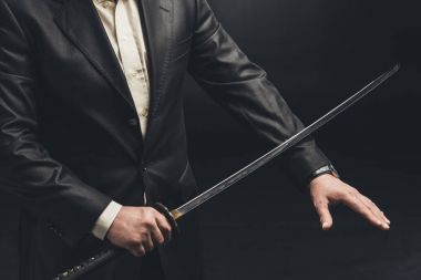 Kolunu kendi ceza siyah izole için kesme yakuza üyesi kırpılmış atış