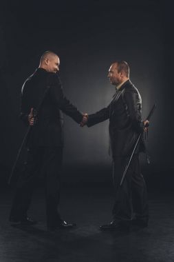 yakuza üye katanas siyah izole arkasından elini sıkarken yan görünüm