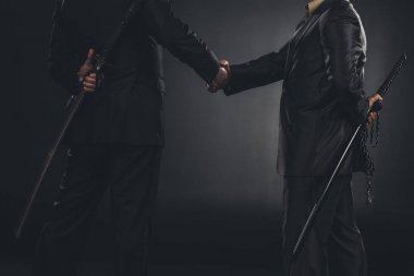 yakuza üye katanas siyah izole arkasından elini sıkarken kırpılmış atış