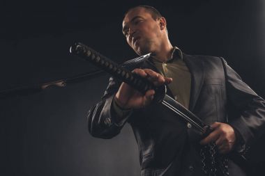 kılıcını yaptırmayı siyah izole ederken işadamı gitting boyun katana ile dürttü