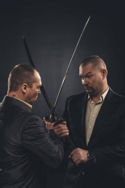 siyah izole katana kılıçlı dövüş işadamları