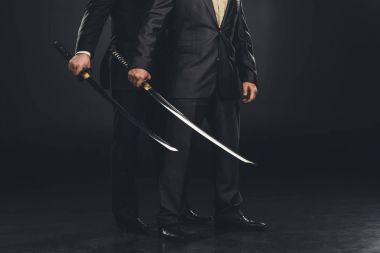 yakuza üye siyah izole katana kılıçlı kırpılmış atış