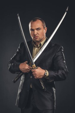 kızgın adam siyah izole katana kılıcı ile takım elbiseli