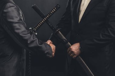 yakuza üye siyah izole katana kılıçlı takım elbiseli toplantının kırpılmış atış