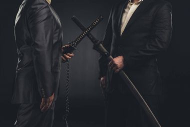 siyah izole katana kılıçlı takım elbiseli modern samuray toplantının kırpılmış atış