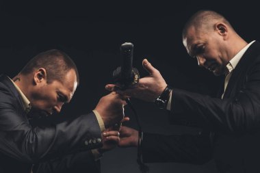 siyah izole katana kılıcı geçen modern iş adamları