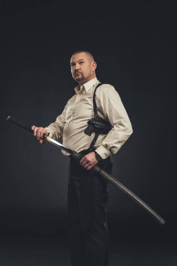 katana kılıcı alarak olgun yakuza üye