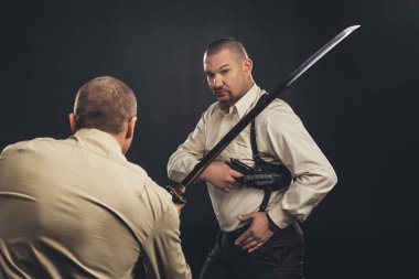 mafya üyeleri siyah silah ve katana kılıcı ile mücadele