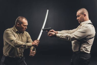 siyah silah ve katana kılıcı ile kavga adam yan görünüm