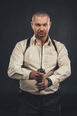 Yakuza üye kameraya bakarak tanto bıçak ile