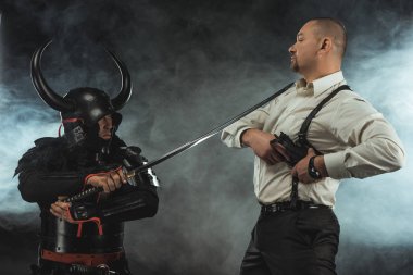 o silahını alarak süre adam öldürmeye hazır katana ile zırhlı samuray