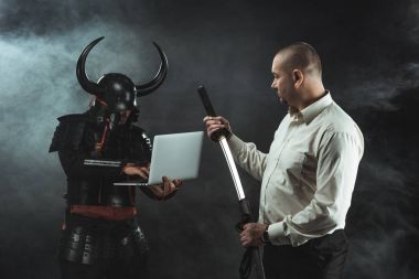 samuray o istimal laptop süre fornt katana ayakta olan adam
