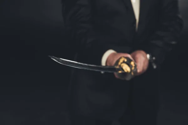 Recortado Tiro Hombre Traje Con Espada Katana Sobre Fondo Oscuro — Foto de Stock