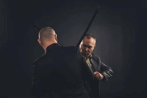 Homens Negócios Lutando Com Espadas Katana Isolados Preto — Fotografia de Stock