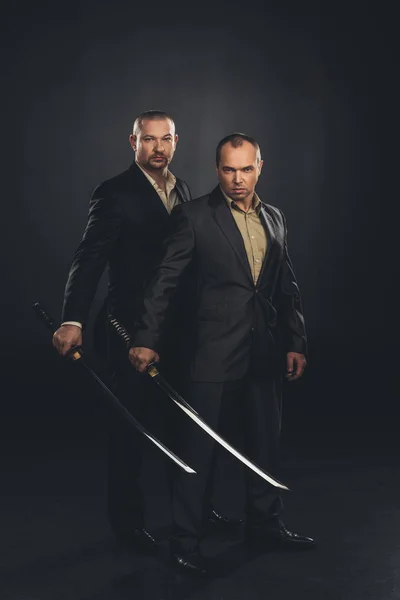Hombres Negocios Con Espadas Katana Aisladas Sobre Negro — Foto de Stock