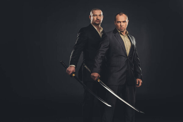 современный самурай с катановыми мечами, изолированными на черном
