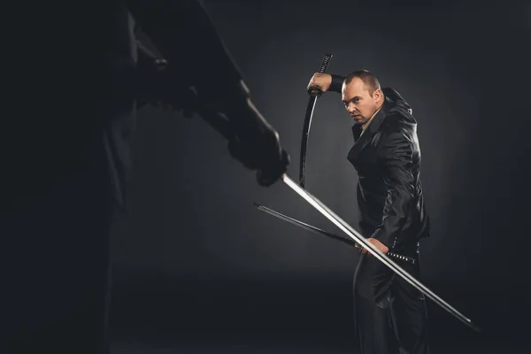 Reife Moderne Samurai Anzug Bereit Auf Schwarz Kämpfen — Stockfoto