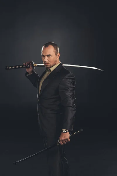 Schöner Mann Anzug Mit Katana Schwert Isoliert Auf Schwarz — Stockfoto