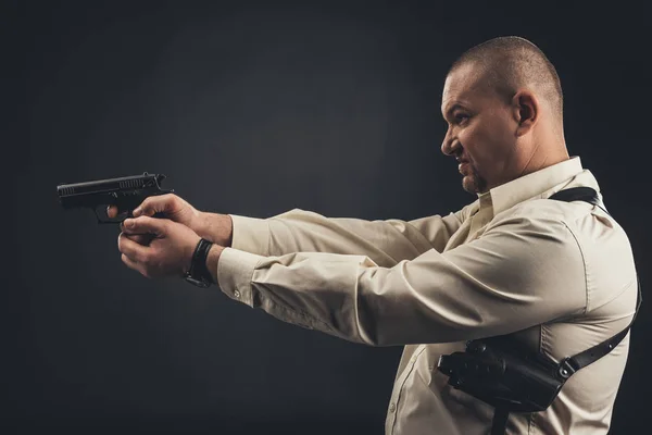 Вид Збоку Чоловіка Сорочці Тримає Пістолет Ізольовано Чорному — Безкоштовне стокове фото