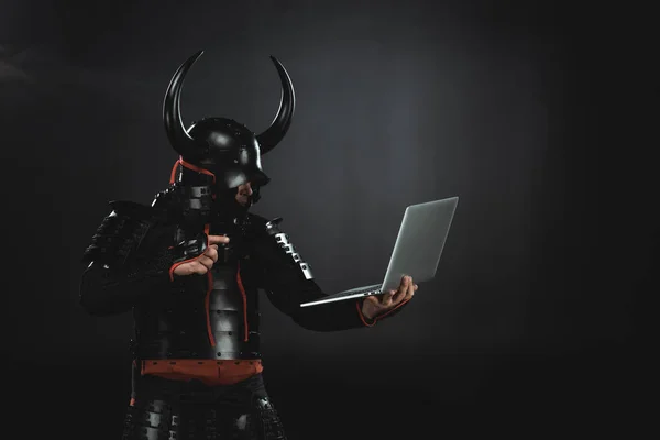 Side View Armored Samurai Using Laptop Black — Stock Photo, Image